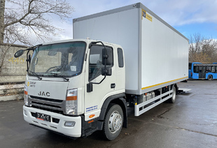 ИЗОТЕРМИЧЕСКИЙ ФУРГОН JAC N120L 7,4×2,6×2,5м ГИДРОБОРТ